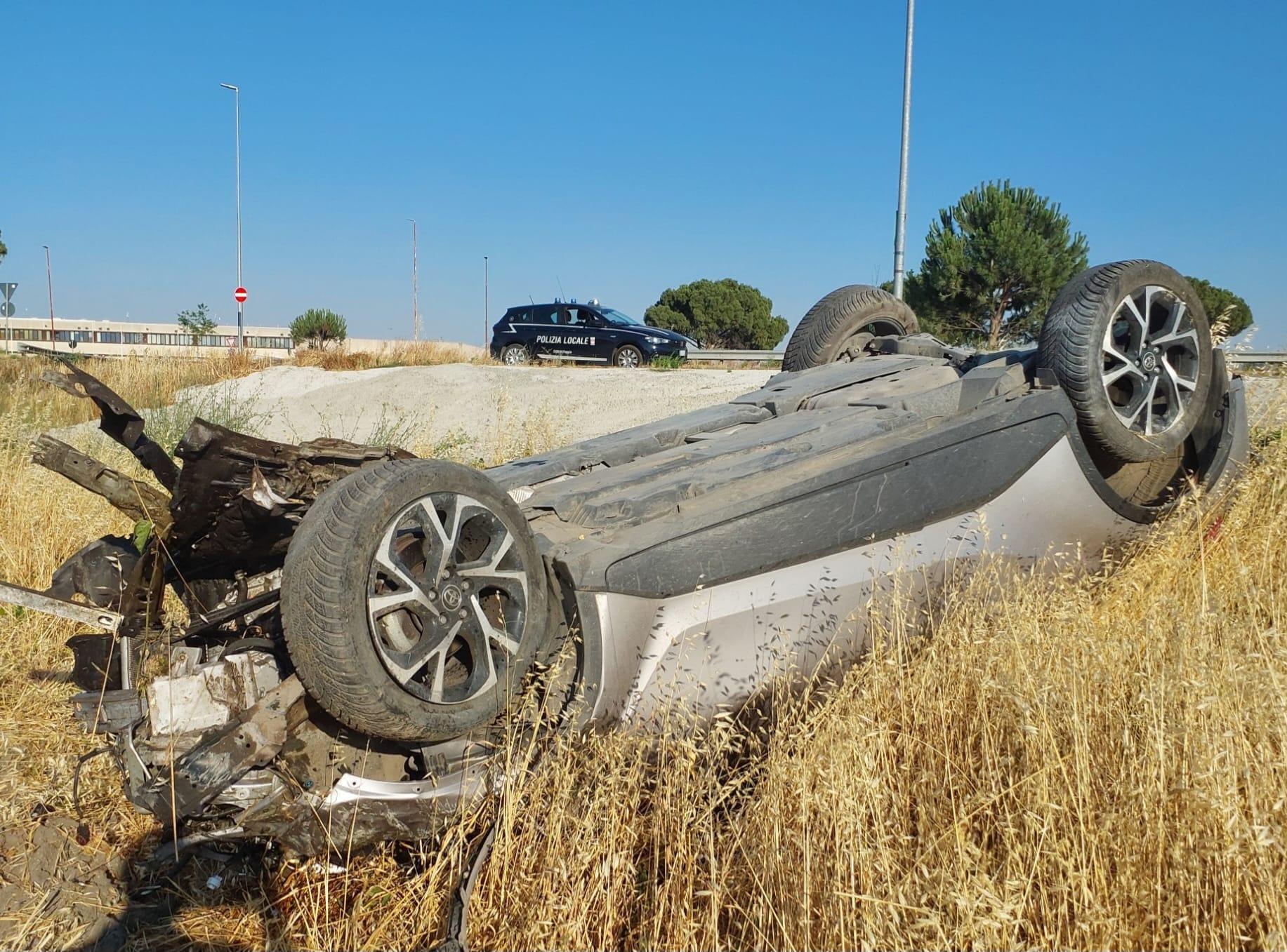 Foggia, incidente alle porte della città: auto si ribalta, due giovani in ospedale