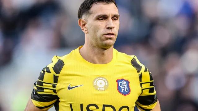 Dibu Martinez passa por cirurgia na mandíbula após choque de cabeça: 'Voltaremos em semanas'