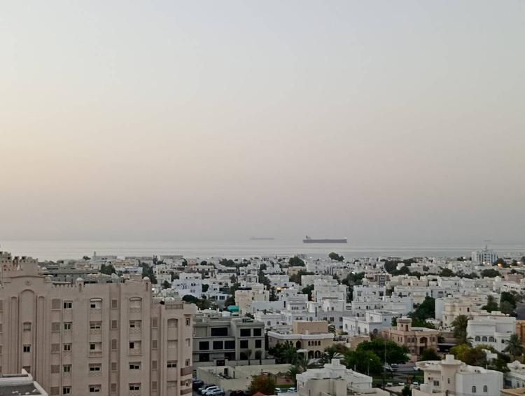 La Svizzera del Medio Oriente sotto assedio: Oman stretto tra Iran, raid e pressioni di Trump