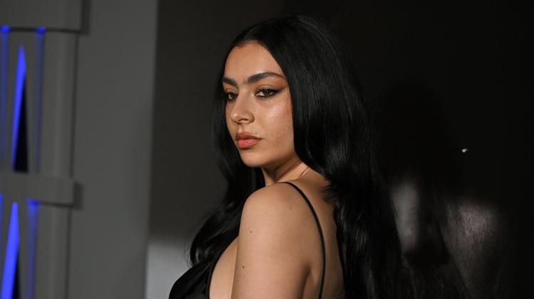Charli XCX ‘não vai explicar’ a nova música “Rock Music”, mas mostra os bastidores do clipe
