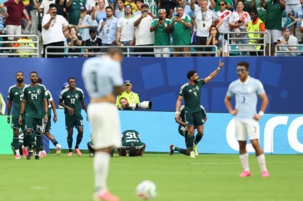 السعودية تتقاسم النقاط مع الأوروغواي في افتتاح مشوارهما المونديالي