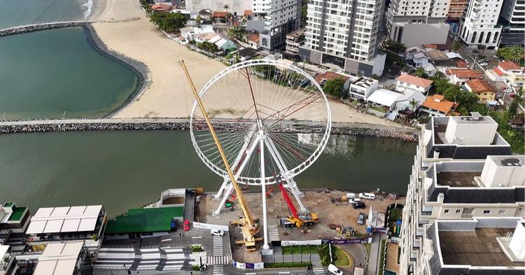 Aro da It! Wheel é concluído e roda-gigante de Itapema ganha forma