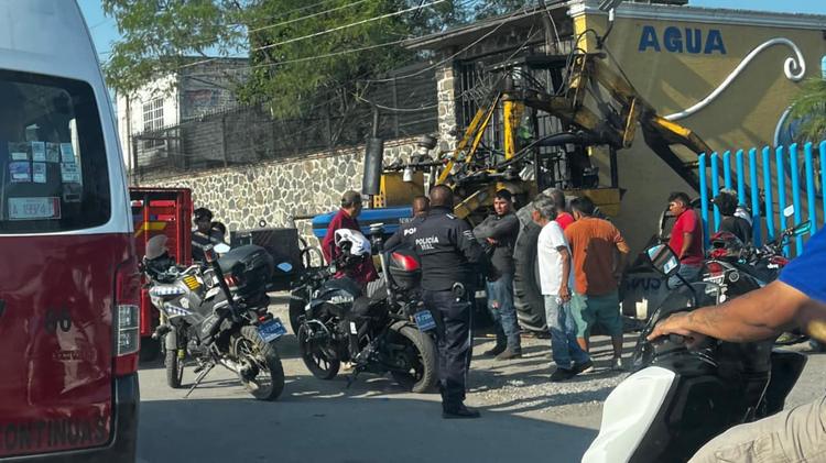 Joven sobrevive de milagro tras chocar su moto por hacer piruetas en Zacatepec