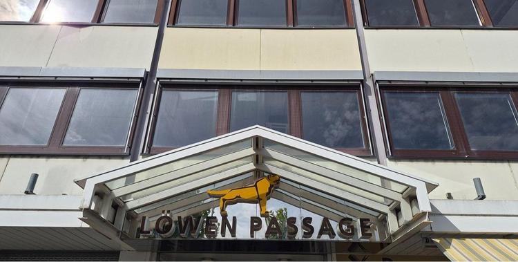  Der Eingang der Löwenpassage in Rüsselsheim