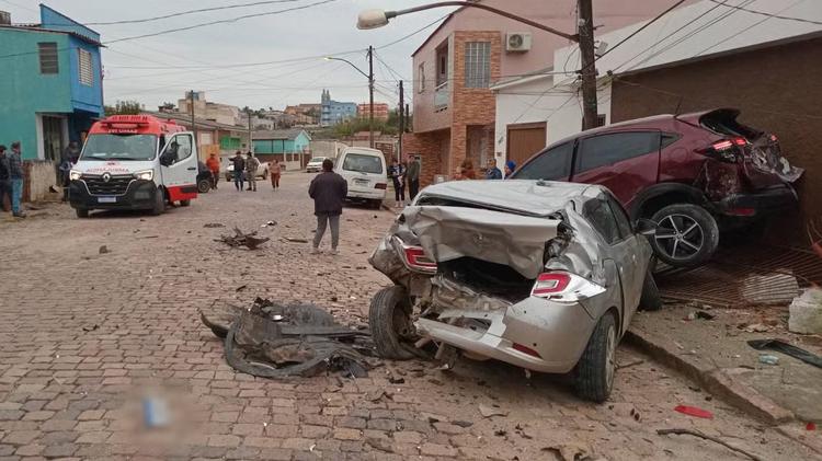VÍDEO: Homem fica ferido após carro atingir dois veículos, capotar e derrubar poste no RS