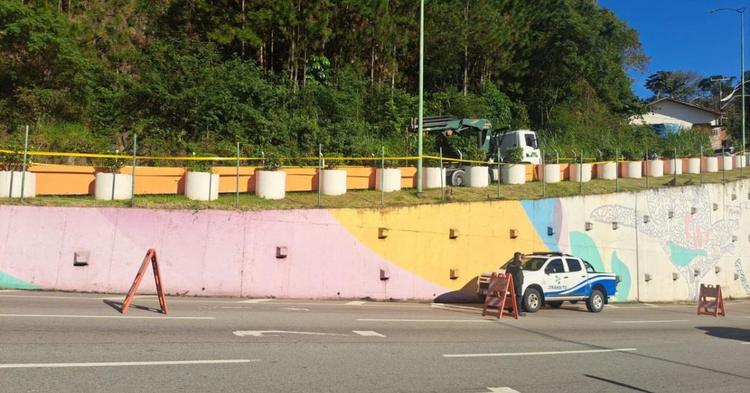 Intervenção emergencial começa em encosta com risco de desprendimento de rochas em Balneário Camboriú