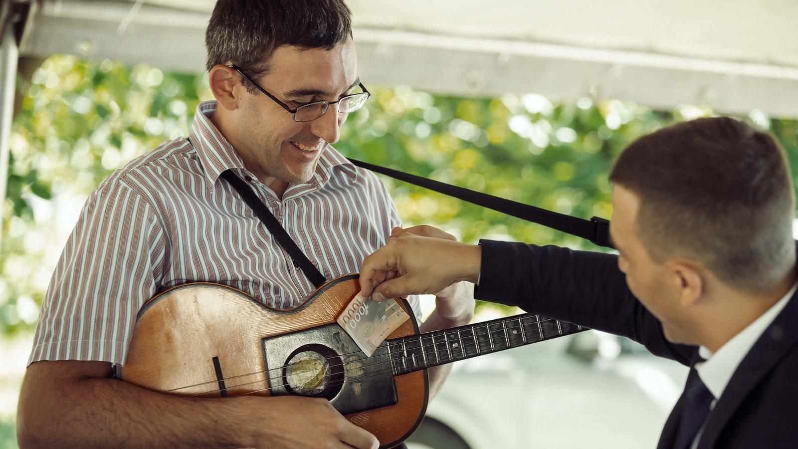 Tipping in Colombia: What to Pay at Restaurants, Taxis, Hotels, and Salons