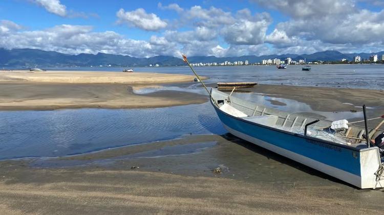 VÍDEO: Mar recua e deixa barcos 'encalhados' na faixa de areia em praia de Caraguatatuba