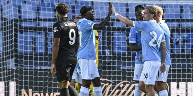 La Lazio cala il tris col Monza e aggancia l'Inter in vetta. Bologna corsaro a Lecce, che Orsolini!