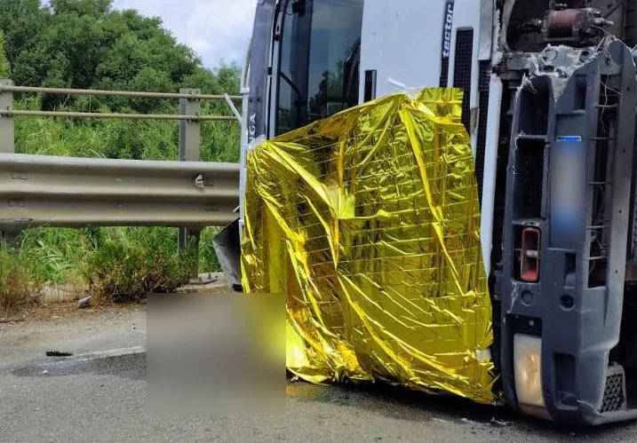 Tragedia sull’Aversana: camion si ribalta nei pressi del fiume Tusciano, muore un trentenne