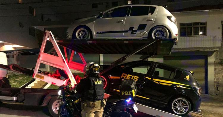 Vídeo: PRF flagra racha, persegue Sanderos de “corrida” por 10 km e prende motoristas na BR-101