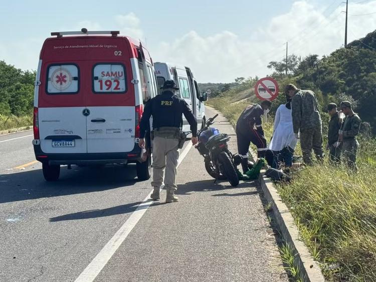 Acidente entre motos e bicicleta deixa quatro feridos na BR-101 na Grande Natal