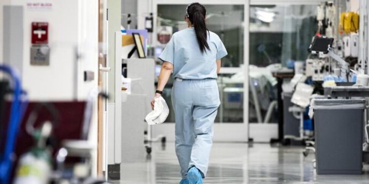 Sanità, c'è l'accordo sul nuovo contratto: fino a 240 euro in più agli infermieri e per la prima volta entra l'IA