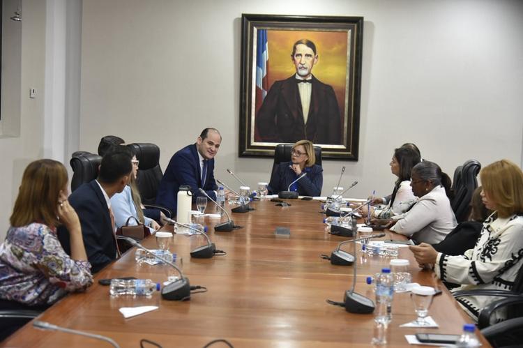 Director del INABIE defiende contratos a jóvenes de Azua: “La edad no tiene que ver”