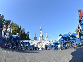 Pellegrinaggi. Lourdes, studenti volontari accanto ai malati. “Un piccolo gesto può cambiare una vita”