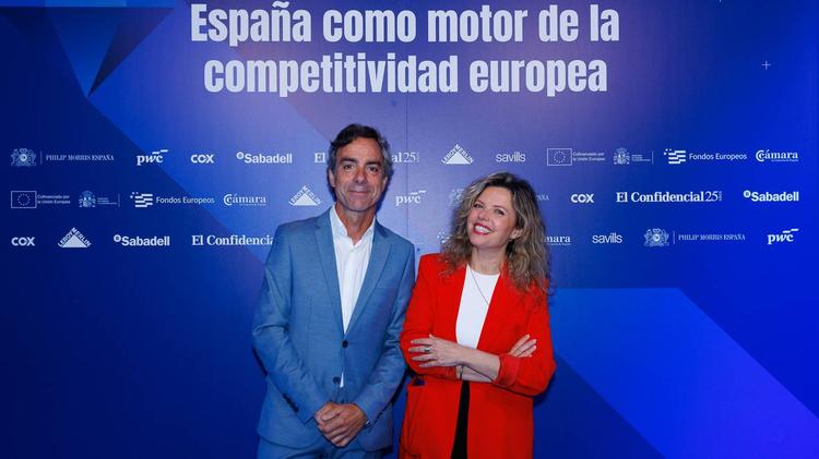 Javier Molina, colaborador de El Confidencial y Davinia Navarro de HM Hospitales.