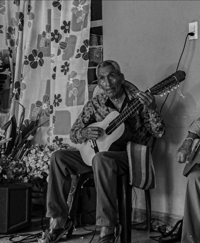 Costumbristas zoques despiden con jarana al maestro Benito Aquino de la Cruz en Tuxtla Gutiérrez.