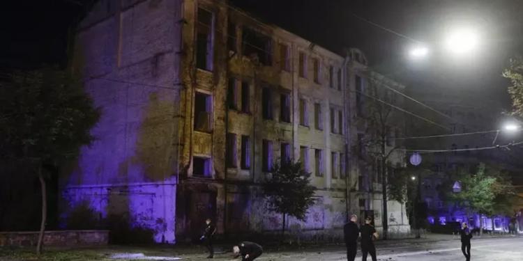 Kiev, forti esplosioni nella notte: incendio in un edificio, frammenti di razzo nel cortile di una casa