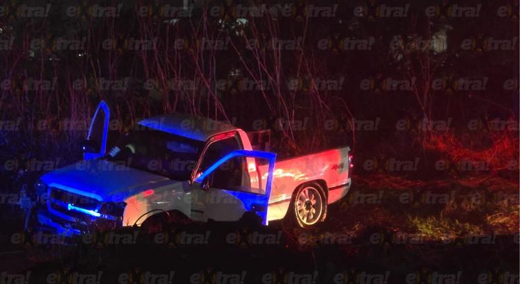 Abandonan camioneta tras chocar contra ballenas en Libramiento de Cuautla
