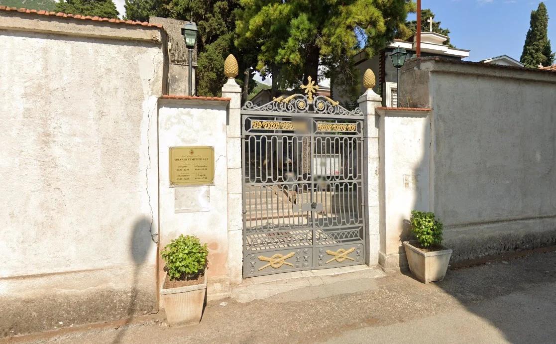 Furto al cimitero di Sala Consilina: borsa rubata da un’auto in pieno giorno