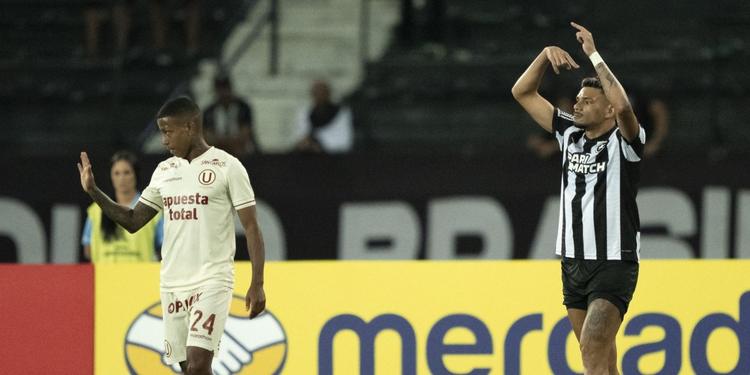 Tiquinho Soares tem lesão na coxa e desfalca Botafogo em clássico com o Flamengo