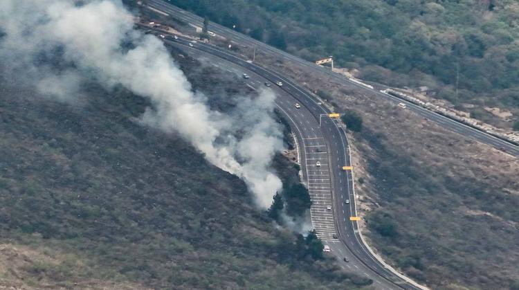 Brigadistas combaten incendio forestal en la autopista Cuernavaca–México; fuego es subterráneo