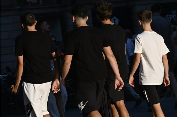 Torino, a 14 anni guida una baby gang tra rapine e aggressioni: la madre lo fa arrestare