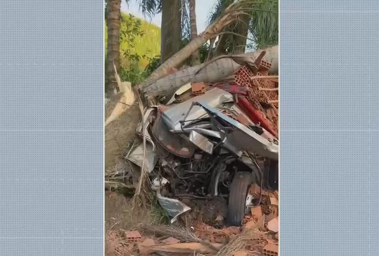 Acidente entre caminhão e carro deixa um morto e três feridos na rodovia PE-60, no Grande Recife
