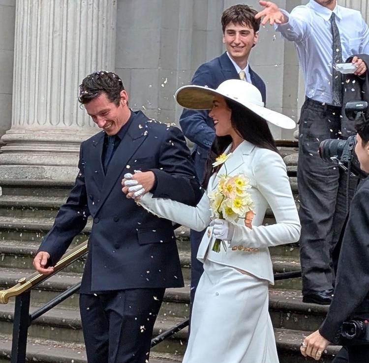 Dua Lipa se casa en secreto con el actor Callum Turner
