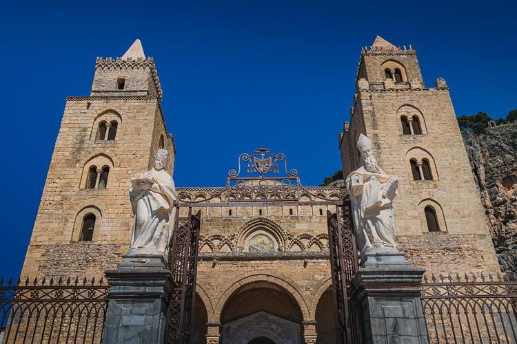 Simbolo senza tempo della città: la maestosa Cattedrale di Cefalù ✨ #visitcefalu