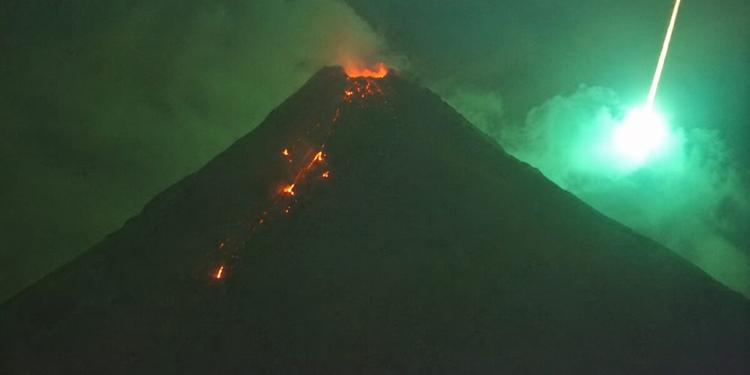 Le immagini spettacolari della meteora che esplode sopra un vulcano in eruzione nelle Filippine