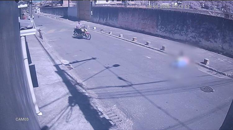 Idosa é atropelada por motoqueiro que empinava moto em Magé; VÍDEO