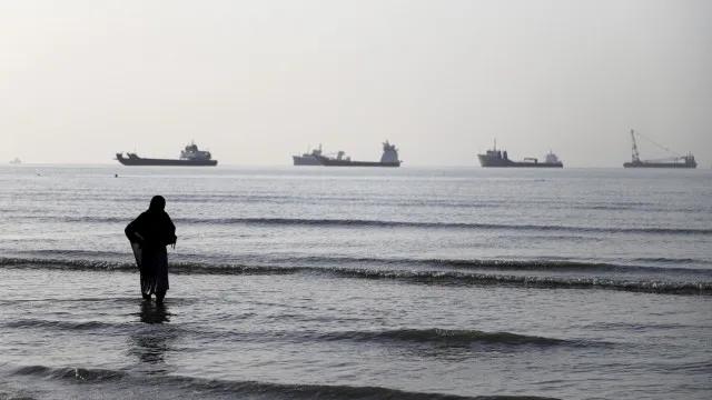 Irã fecha Estreito de Ormuz e ameaça atacar bases dos EUA