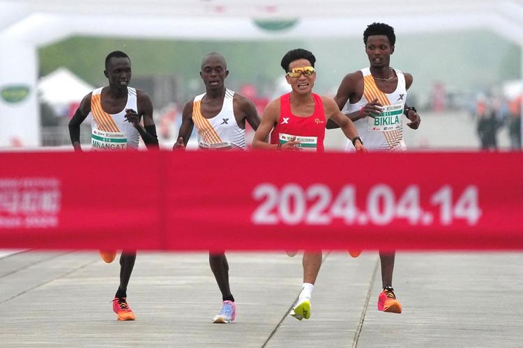 Pódio da meia maratona de Pequim é suspenso por conta de polêmica