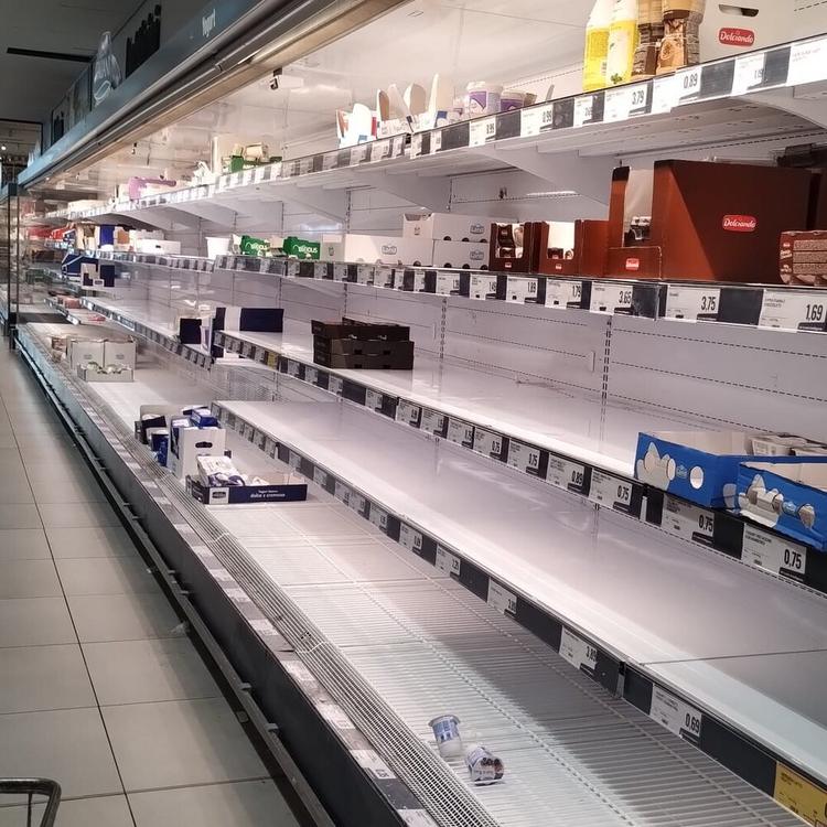 Protesta tir, blocchi contro il caro carburante: cibo a singhiozzo in Veneto, aerei a secc...