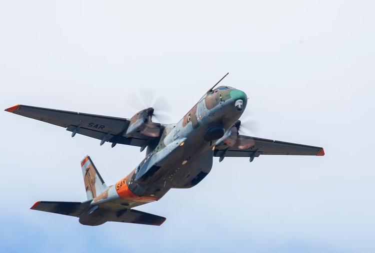 Avião gigante voou 13 horas e usou câmera térmica para achar helicóptero com cantor Rick