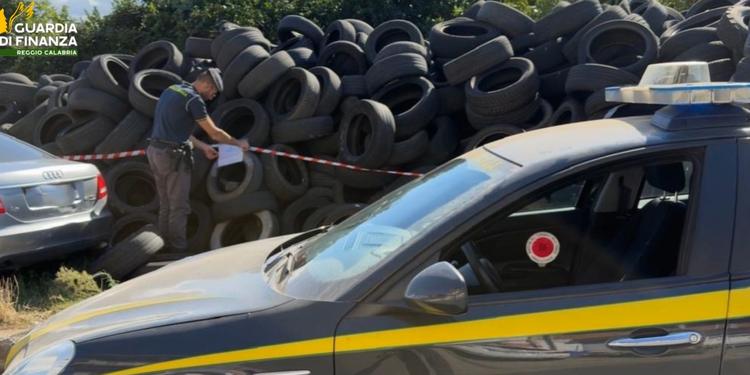 Rifiuti pericolosi in area demaniale: una discarica da 500mq sequestrata a Taurianova VIDEO