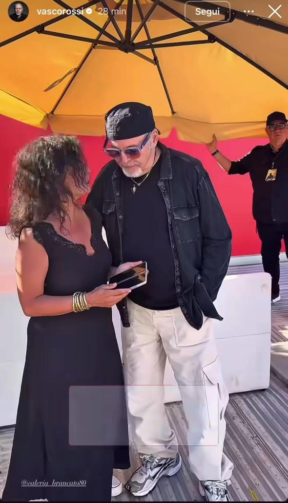 La Presidente della Fondazione Taormina, Valeria Brancato, ha incontrato Vasco Rossi a Olbia per consegnargli personalme...