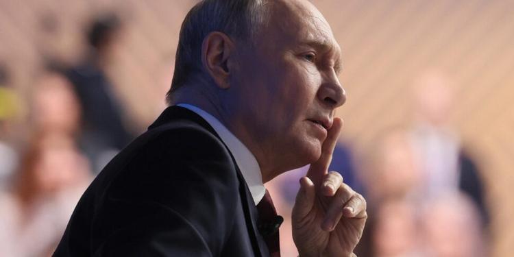 Putin: "Nessuna ragione per vedere Zelensky". E attacca l'Ue. L'allarme di Starmer: Mosca può attaccare la Nato nel 2030