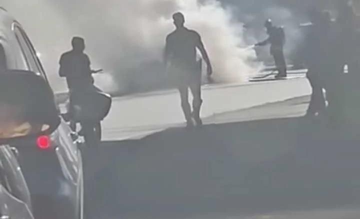 Paura a Battipaglia, auto in fiamme ll’uscita dell’autostrada