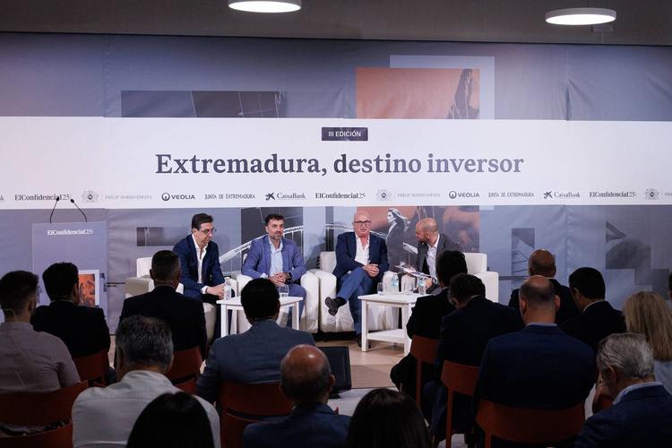 Mesa de debate 'Digitalización y competitividad: reinventar los sectores tradicionales de Extremadura'. 