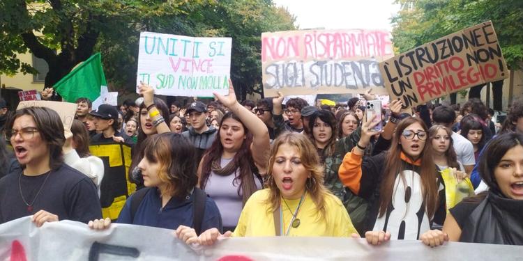Calabria, cinque piazze per lo sciopero. E la politica “scopre” la protesta