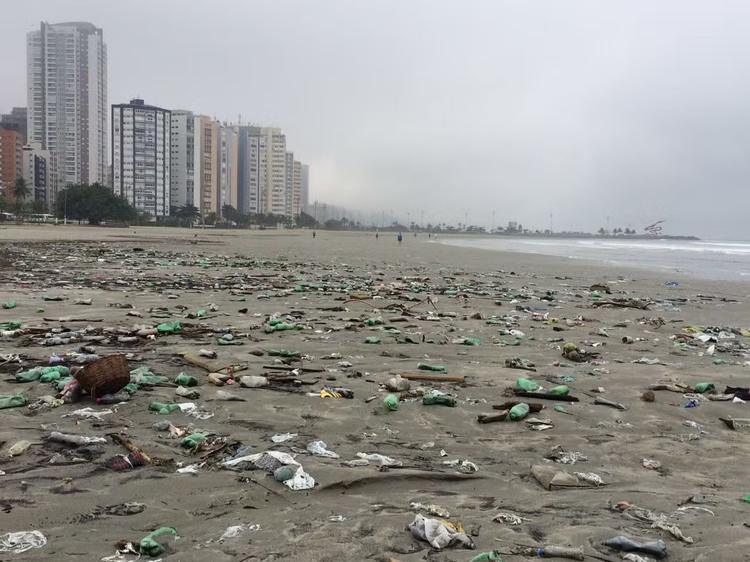 Sete toneladas de recicláveis são recolhidos nas praias de São Vicente no 1º semestre de 2026