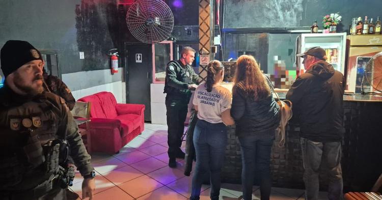 Bar é interditado por 72h após tentativa de homicídio em Balneário Camboriú; disparo atingiu celular da vítima&nbsp;