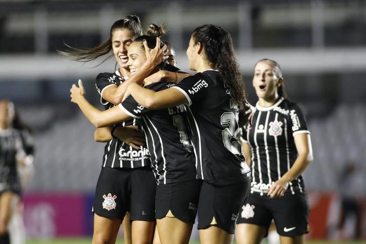 Corinthians supera Santos na Vila e reassume a liderança do Paulistão feminino