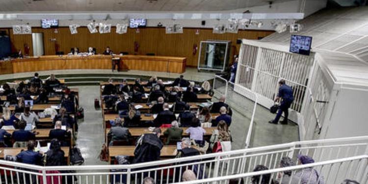 Crolla il controsoffitto dell'aula bunker a Milano, salta il processo Hydra