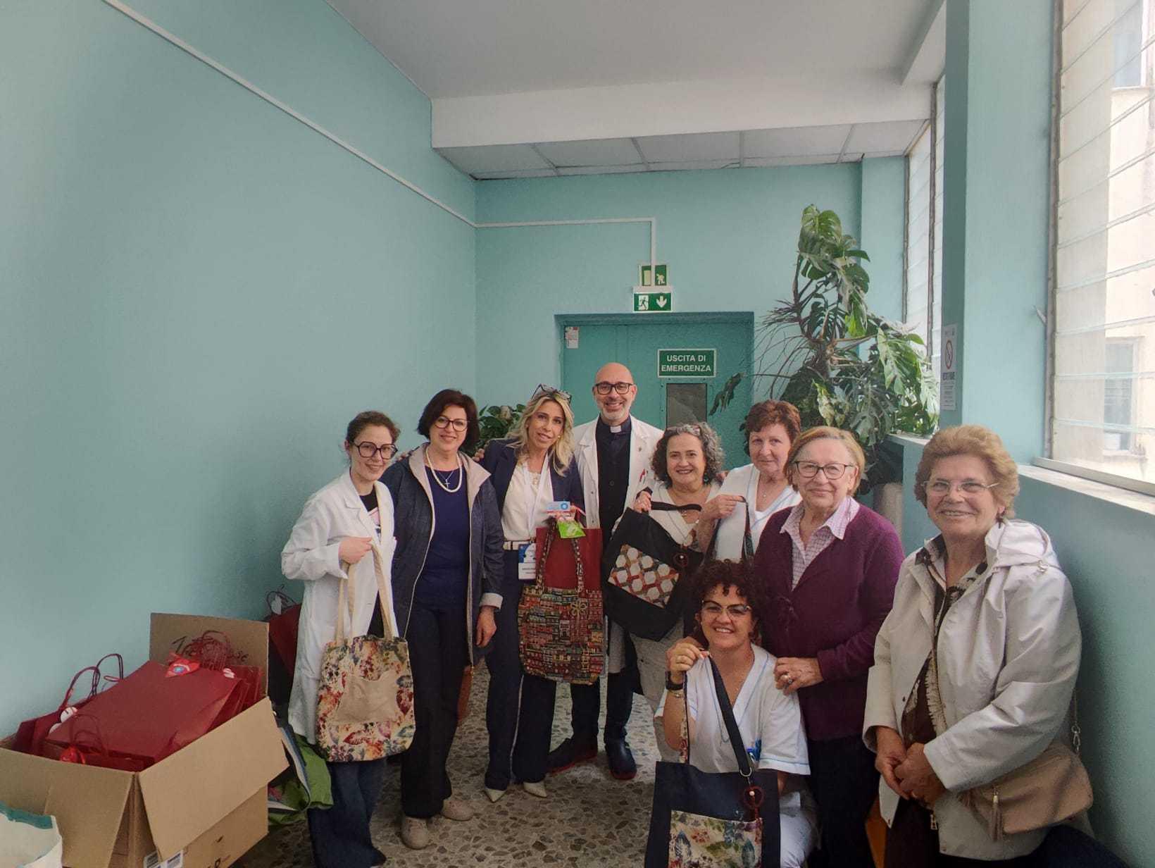 Sapri, un gesto d’amore in Oncologia: l’associazione “Una Goccia nell’Oceano” dona shopper artigianali alle pazienti