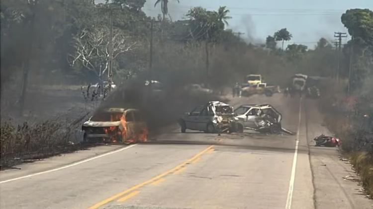 Carros pegam fogo após acidente entre cinco veículos em Alhandra, na PB; VÍDEO