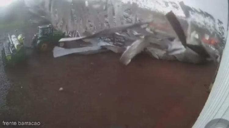 VÍDEO: temporais derrubam capela centenária, arrancam telhado de barracão e causam estragos no Paraná