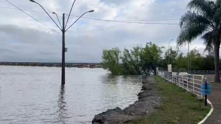 Rio Uruguai tem alerta para risco 'muito alto' de inundação; 480 estão fora de casa no RS